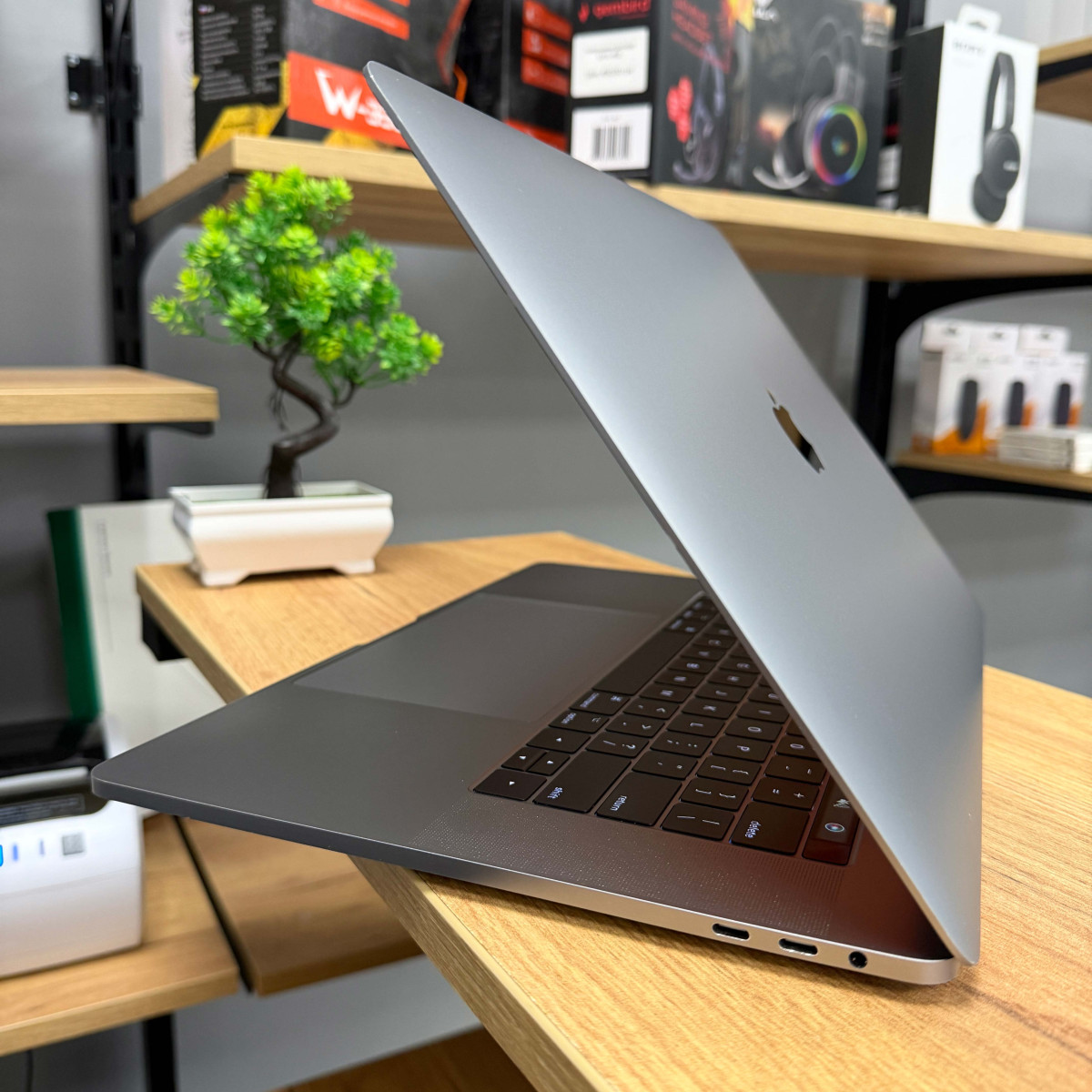 Ультрабук Apple MacBook Pro 15" (A1707, 2017), Touch Bar/ 15.4” (2880×1800) Retina, IPS/ Intel Core i7 (2.80 - 3.8 ГГц)/ AMD Radeon Pro 555 (на 2 GB)/ 16 GB/ 256 GB SSD (Б\В)
