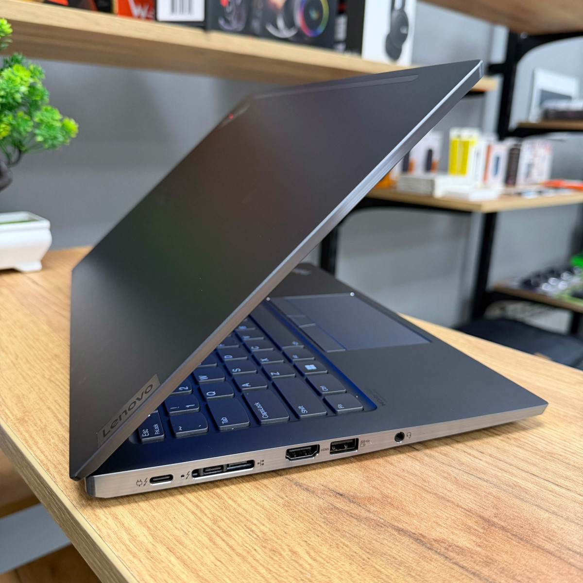 Ультрабук Lenovo ThinkPad T14s Gen 2/ 14" FullHD, IPS/  Intel Core i5 1135G7 (4 ядра/ 8 потоків)/ Intel Iris Xe/ 8 GB/ 256 GB NVME (Б/В)