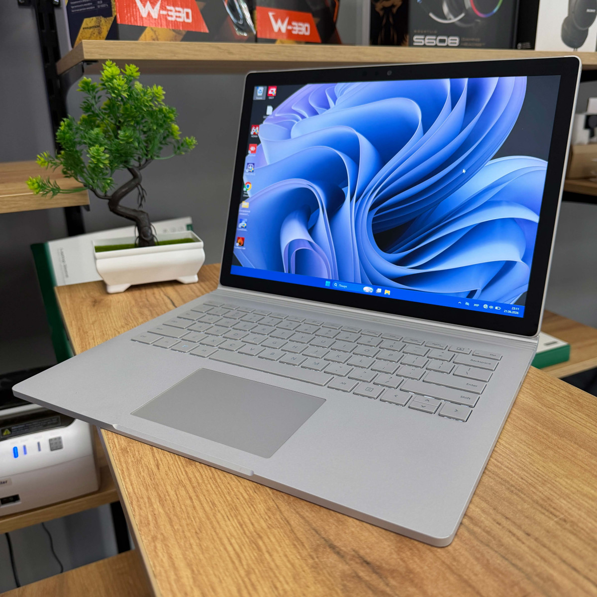 Ноутбук-трансформер 2в1 Microsoft Surface Book 2 1832/ 13.5" 3K (3000×2000), IPS сенсорний/ Intel Core i5 8350U (4 ядра/ 8 потоків)/ Intel UHD 620/ 8 GB/ 256 GB SSD NVME (Б/В)