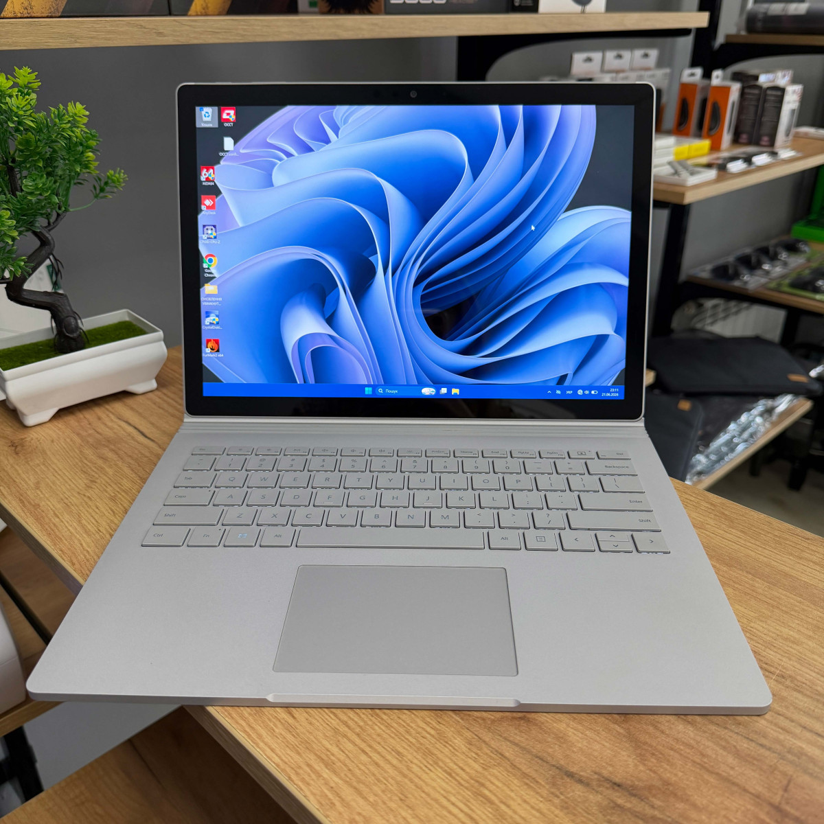 Ноутбук-трансформер 2в1 Microsoft Surface Book 2 1832/ 13.5" 3K (3000×2000), IPS сенсорний/ Intel Core i5 8350U (4 ядра/ 8 потоків)/ Intel UHD 620/ 8 GB/ 256 GB SSD NVME (Б/В)