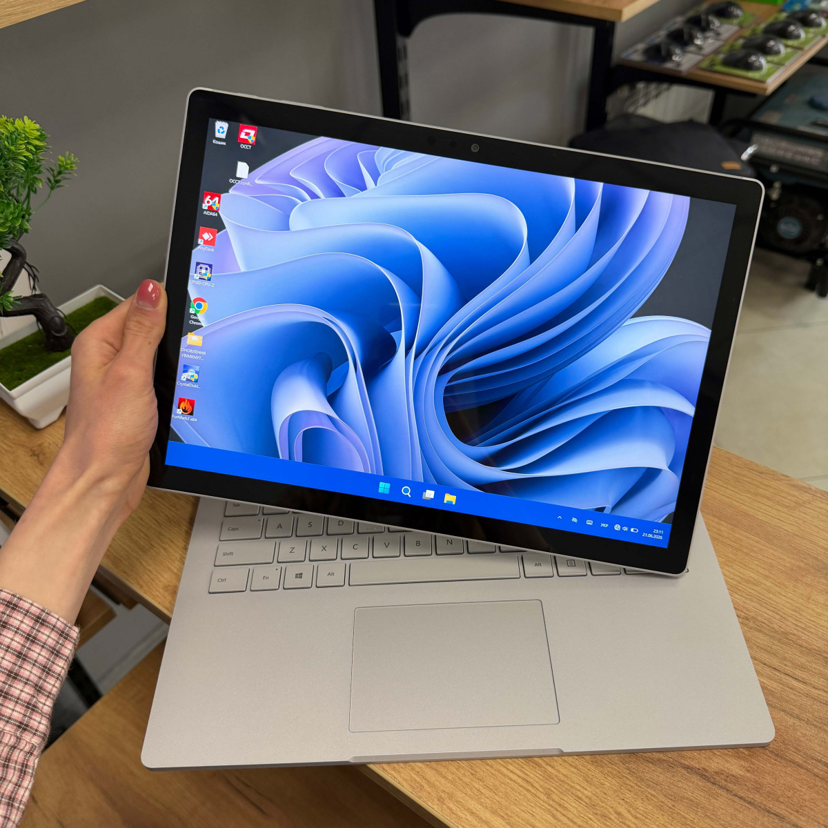 Ноутбук-трансформер 2в1 Microsoft Surface Book 2 1832/ 13.5" 3K (3000×2000), IPS сенсорний/ Intel Core i5 8350U (4 ядра/ 8 потоків)/ Intel UHD 620/ 8 GB/ 256 GB SSD NVME (Б/В)