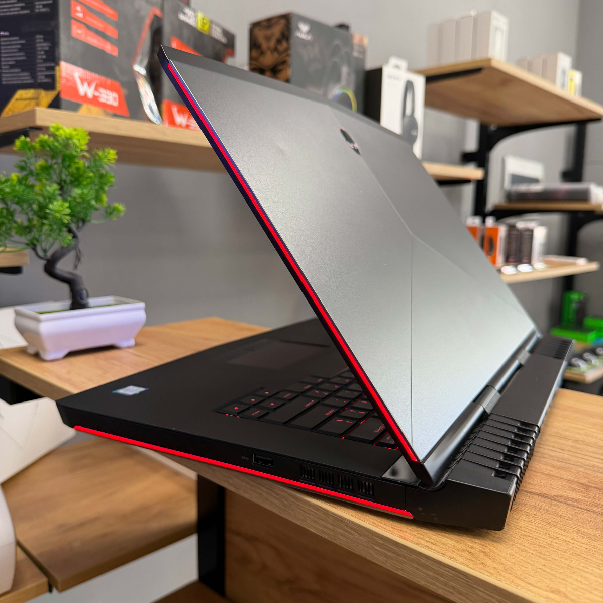 Ігровий ноутбук Dell Alienware 15 R3/ 15.6" FullHD, IPS/ Intel Core i7 7700HQ (2.8 - 3.8 ГГц)/ NVIDIA GeForce GTX 1070 (на 8 GB)/ 16 GB/ 512 GB SSD NVME (Б\В)