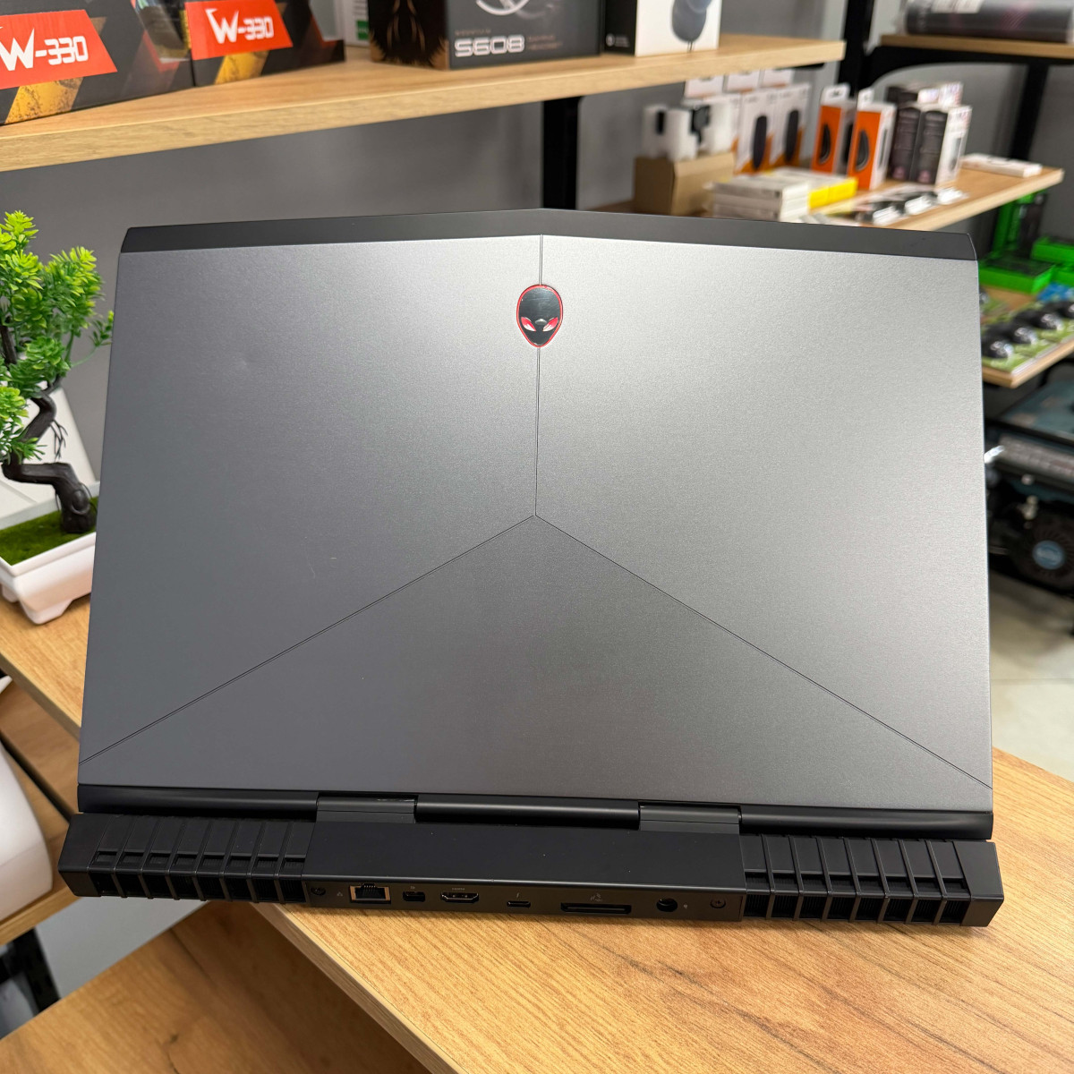 Ігровий ноутбук Dell Alienware 15 R3/ 15.6" FullHD, IPS/ Intel Core i7 7700HQ (2.8 - 3.8 ГГц)/ NVIDIA GeForce GTX 1070 (на 8 GB)/ 16 GB/ 512 GB SSD NVME (Б\В)