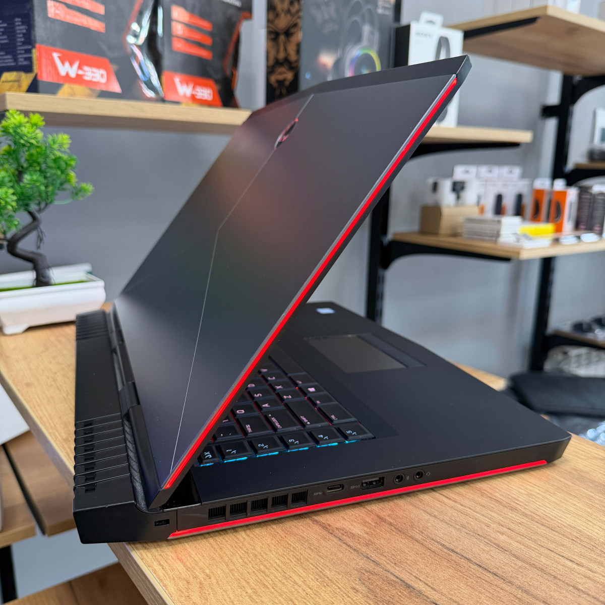 Ігровий ноутбук Dell Alienware 15 R3/ 15.6" FullHD, IPS/ Intel Core i7 7700HQ (2.8 - 3.8 ГГц)/ NVIDIA GeForce GTX 1070 (на 8 GB)/ 16 GB/ 512 GB SSD NVME (Б\В)