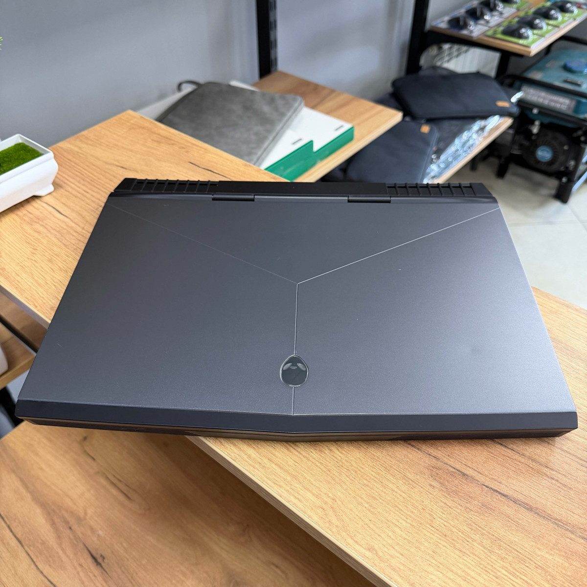 Ігровий ноутбук Dell Alienware 15 R3/ 15.6" FullHD, IPS/ Intel Core i7 7700HQ (2.8 - 3.8 ГГц)/ NVIDIA GeForce GTX 1070 (на 8 GB)/ 16 GB/ 512 GB SSD NVME (Б\В)