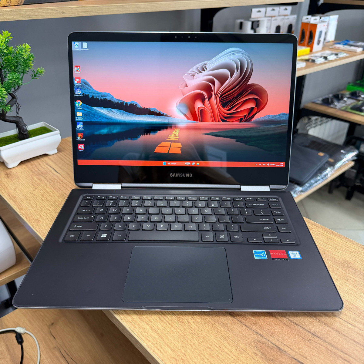 Ультрабук-трансформер 2в1 Samsung 9 Pro (NP940X5N)/ 15.0" FullHD, IPS сенсорний/ Intel Core i7 8550U (4 ядра/ 8 потоків)/ AMD Radeon 500 (на 2 GB)/ 16 GB/ 256 GB SSD NVME (Б/В) Ультрабук-трансформер 2в1 Samsung 9 Pro (NP940X5N)/ 15.0" FullHD, IPS сенсорний/ Intel Core i7 8550U (4 ядра/ 8 потоків)/ AMD Radeon 500 (на 2 GB)/ 16 GB/ 256 GB SSD NVME (Б/В)