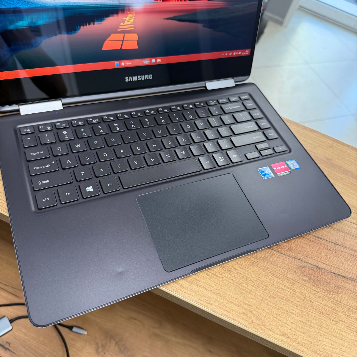 Ультрабук-трансформер 2в1 Samsung 9 Pro (NP940X5N)/ 15.0" FullHD, IPS сенсорний/ Intel Core i7 8550U (4 ядра/ 8 потоків)/ AMD Radeon 500 (на 2 GB)/ 16 GB/ 256 GB SSD NVME (Б/В) Ультрабук-трансформер 2в1 Samsung 9 Pro (NP940X5N)/ 15.0" FullHD, IPS сенсорний/ Intel Core i7 8550U (4 ядра/ 8 потоків)/ AMD Radeon 500 (на 2 GB)/ 16 GB/ 256 GB SSD NVME (Б/В)