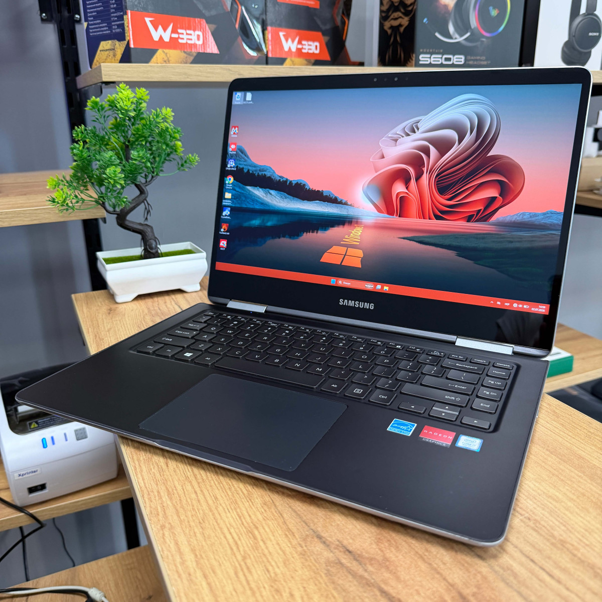Ультрабук-трансформер 2в1 Samsung 9 Pro (NP940X5N)/ 15.0" FullHD, IPS сенсорний/ Intel Core i7 8550U (4 ядра/ 8 потоків)/ AMD Radeon 500 (на 2 GB)/ 16 GB/ 256 GB SSD NVME (Б/В) Ультрабук-трансформер 2в1 Samsung 9 Pro (NP940X5N)/ 15.0" FullHD, IPS сенсорний/ Intel Core i7 8550U (4 ядра/ 8 потоків)/ AMD Radeon 500 (на 2 GB)/ 16 GB/ 256 GB SSD NVME (Б/В)