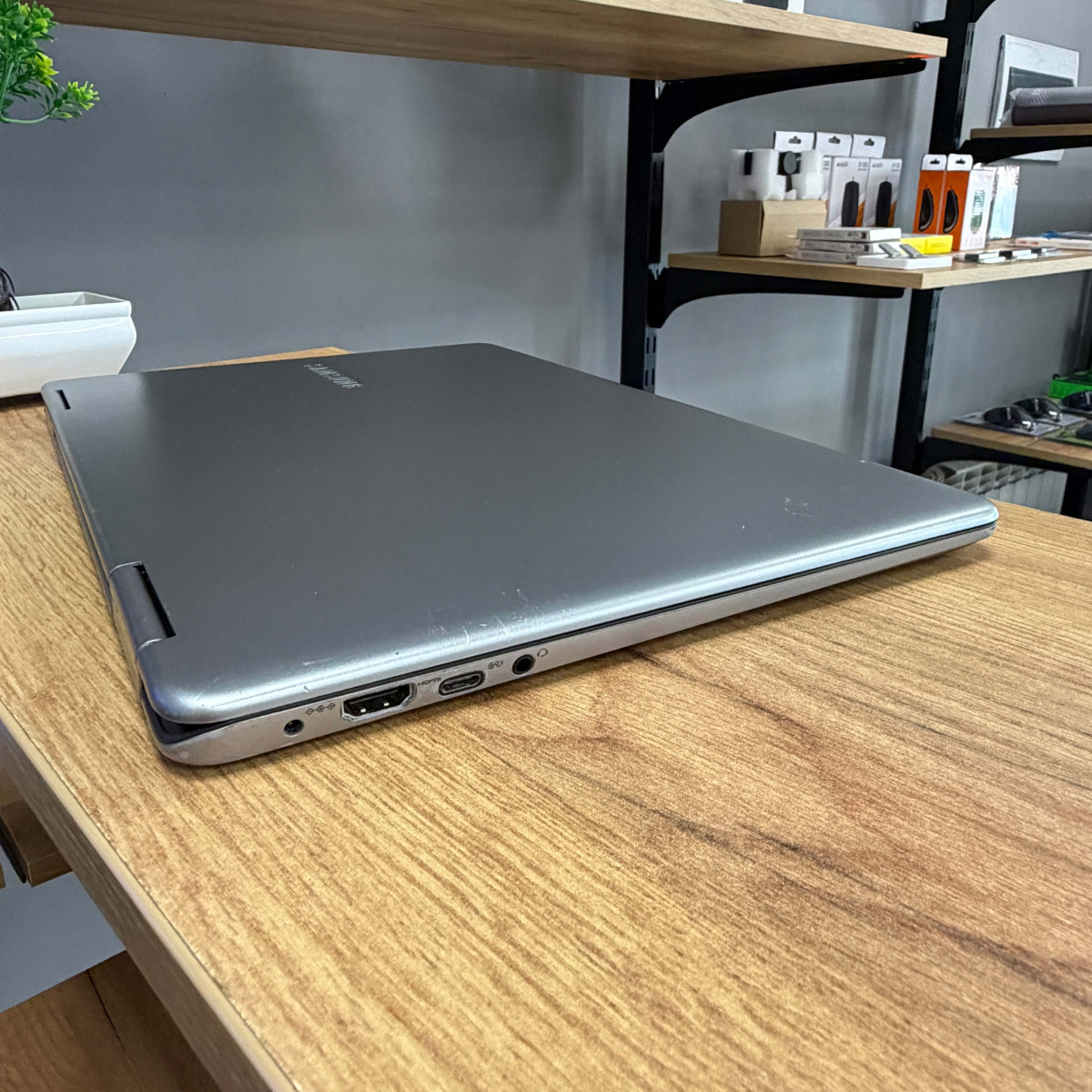 Ультрабук-трансформер 2в1 Samsung 9 Pro (NP940X5N)/ 15.0" FullHD, IPS сенсорний/ Intel Core i7 8550U (4 ядра/ 8 потоків)/ AMD Radeon 500 (на 2 GB)/ 16 GB/ 256 GB SSD NVME (Б/В) Ультрабук-трансформер 2в1 Samsung 9 Pro (NP940X5N)/ 15.0" FullHD, IPS сенсорний/ Intel Core i7 8550U (4 ядра/ 8 потоків)/ AMD Radeon 500 (на 2 GB)/ 16 GB/ 256 GB SSD NVME (Б/В)