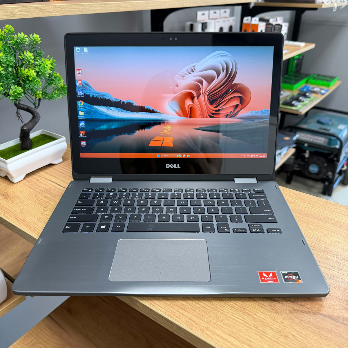 Cенсорний ультрабук-трансформер 2в1 Dell Inspiron 13 7375/ 13.3" FullHD, IPS/ AMD Ryzen 5 2500U (4 ядра/ 8 потоків)/ AMD Radeon Vega 8/ 8 GB/ 128 GB SSD NVME (Б/В)