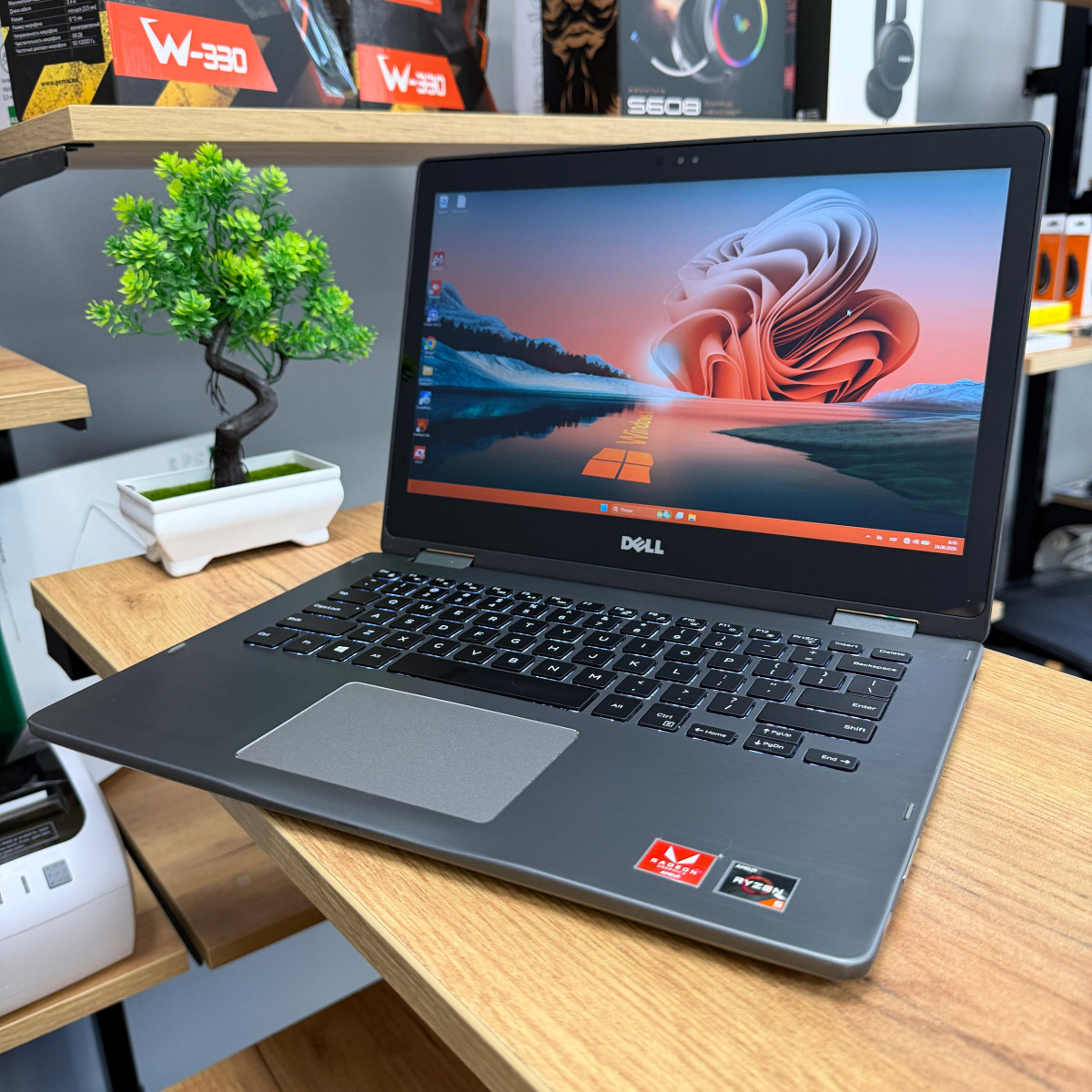 Cенсорний ультрабук-трансформер 2в1 Dell Inspiron 13 7375/ 13.3" FullHD, IPS/ AMD Ryzen 5 2500U (4 ядра/ 8 потоків)/ AMD Radeon Vega 8/ 8 GB/ 128 GB SSD NVME (Б/В)