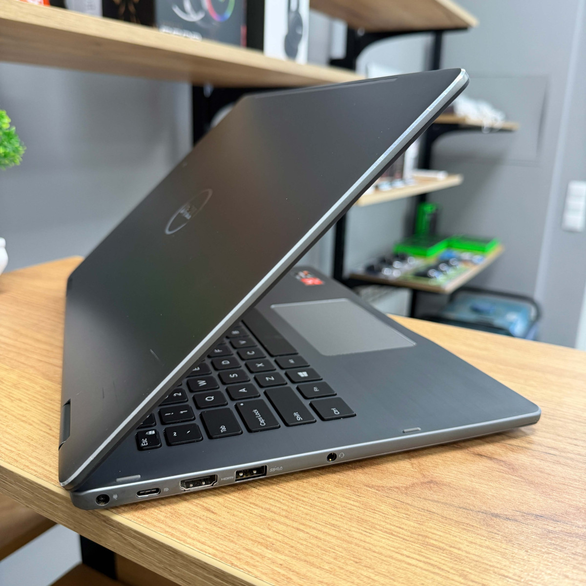 Cенсорний ультрабук-трансформер 2в1 Dell Inspiron 13 7375/ 13.3" FullHD, IPS/ AMD Ryzen 5 2500U (4 ядра/ 8 потоків)/ AMD Radeon Vega 8/ 8 GB/ 128 GB SSD NVME (Б/В)