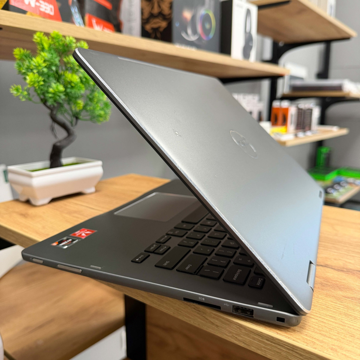 Cенсорний ультрабук-трансформер 2в1 Dell Inspiron 13 7375/ 13.3" FullHD, IPS/ AMD Ryzen 5 2500U (4 ядра/ 8 потоків)/ AMD Radeon Vega 8/ 8 GB/ 128 GB SSD NVME (Б/В)