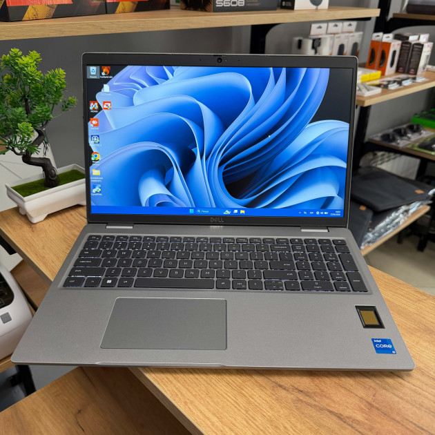 Ноутбук Dell Latitude 5530/ 15.6" FullHD, IPS/ Intel Core i5 1235U (10 ядер/ 12 потоків)/ Intel Iris Xe/ 16 GB/ 256 GB SSD NVME (Б/В) 