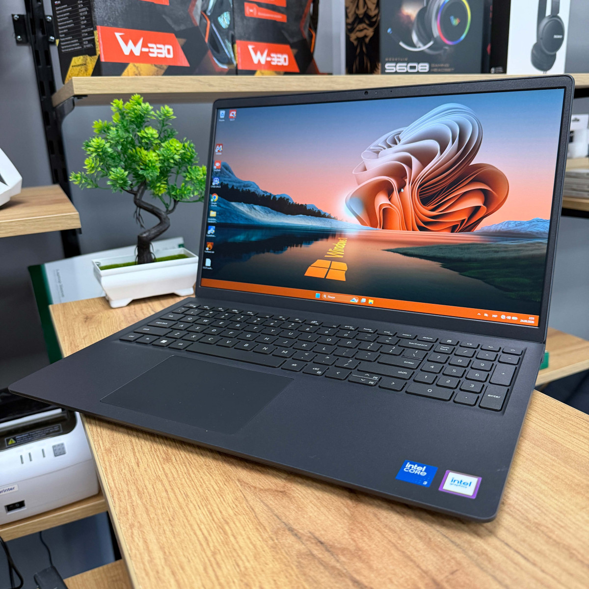  Ультрабук Dell 15 DC15250/ 15.6" FullHD, IPS/ Intel Core 3 100U (14-те покоління) 6 ядер, до 4.7 Ггц/ Intel Graphics/ 8 GB/ 256 GB SSD NVME (Б/В)