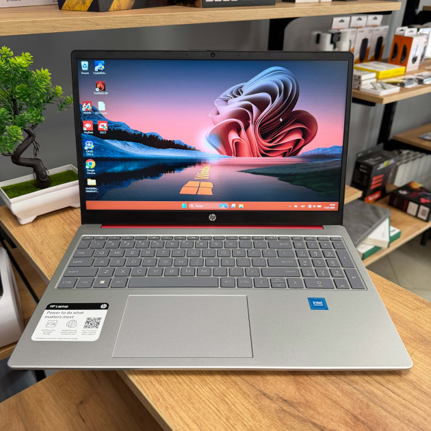 Ультрабук 15-fd0083wm/ 15.6" HD/ Intel N200, 4 ядра/ Intel UHD/ 8 GB/ 128 GB SSD NVME (Б/В)