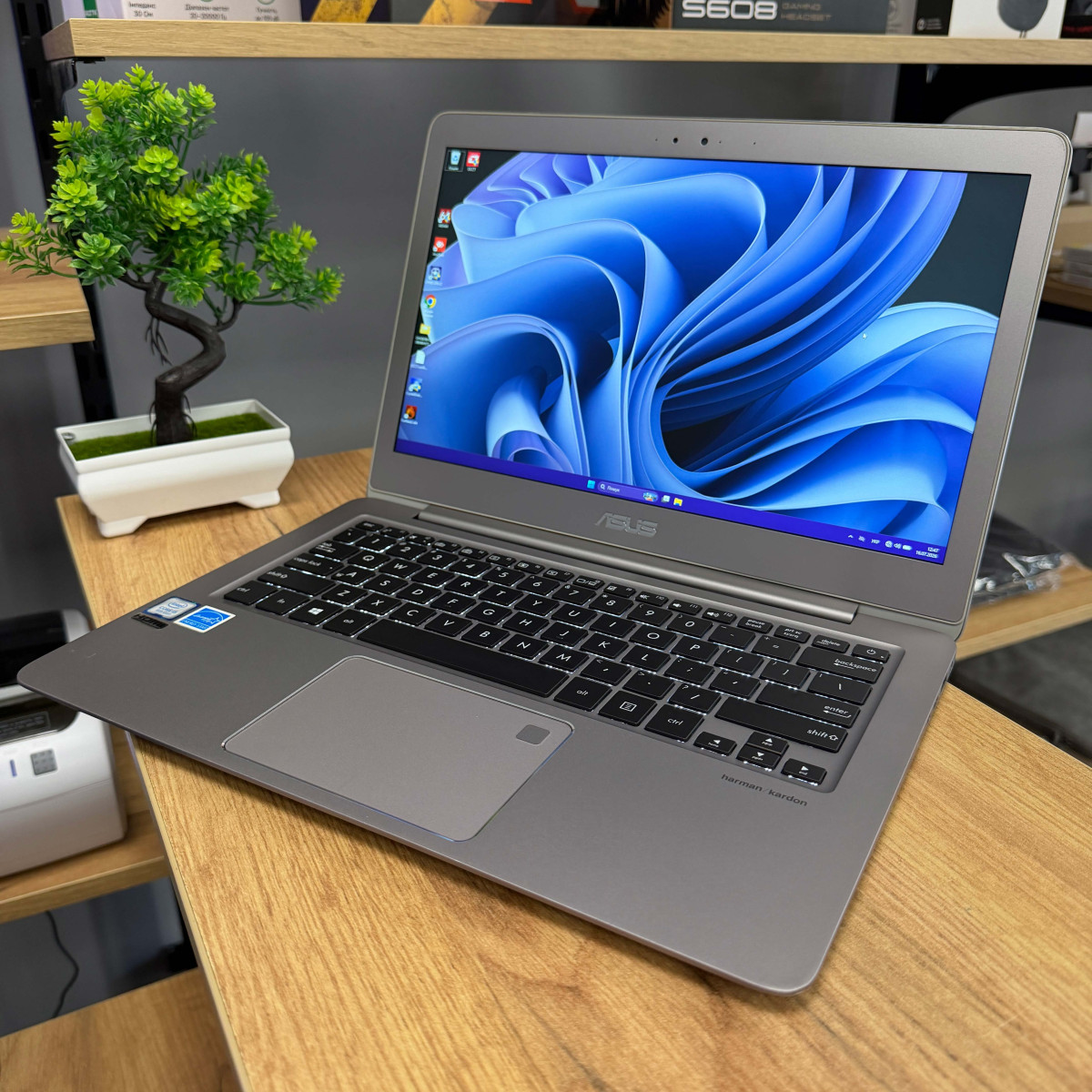 Ультрабук Asus ZenBook UX330UAR/ 13.3" FullHD, IPS/ Intel Core i5 8250U (4 ядра/ 8 потоків)/ Intel UHD 620/ 8 GB/ 256 GB SSD NVME (Б/В)