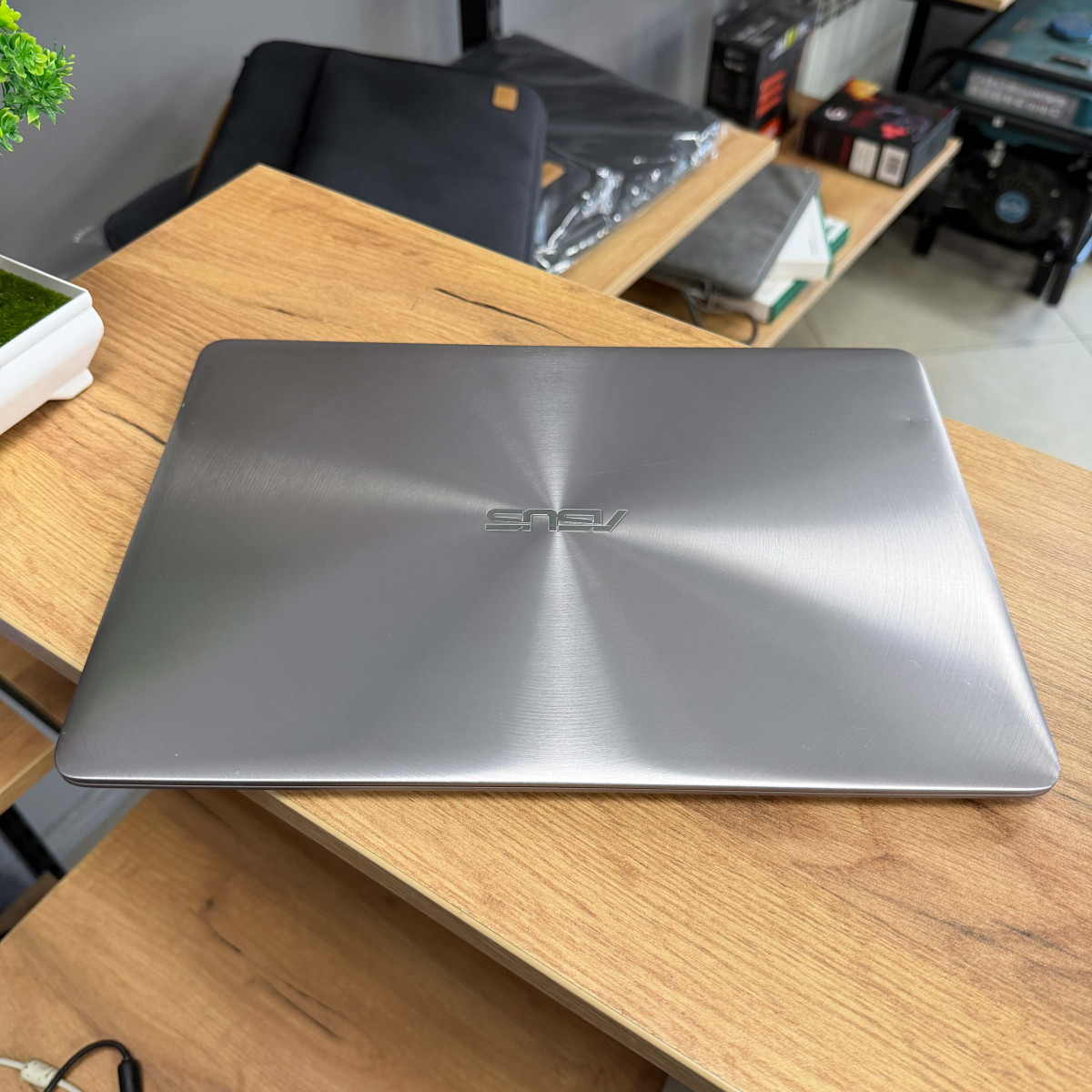 Ультрабук Asus ZenBook UX330UAR/ 13.3" FullHD, IPS/ Intel Core i5 8250U (4 ядра/ 8 потоків)/ Intel UHD 620/ 8 GB/ 256 GB SSD NVME (Б/В)