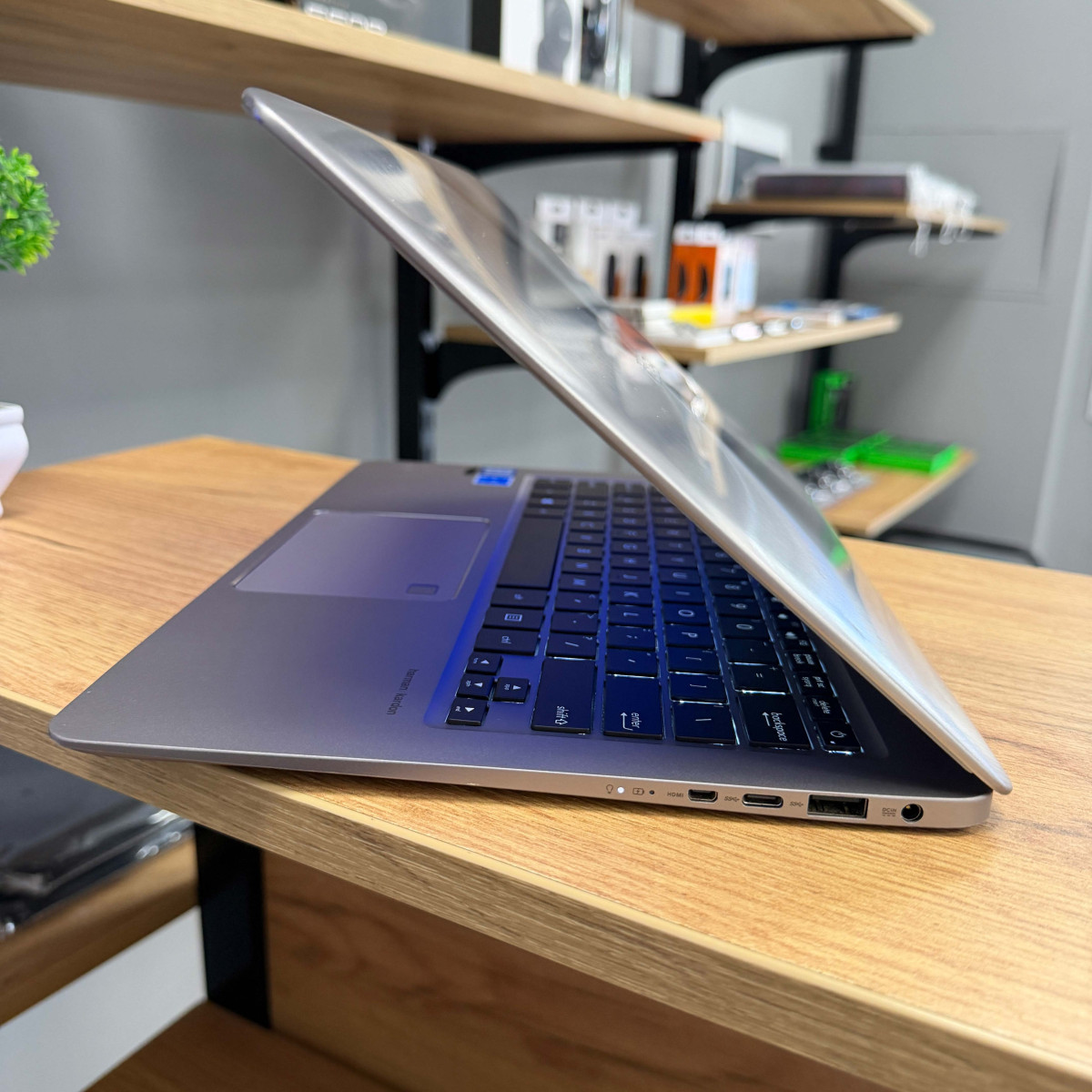 Ультрабук Asus ZenBook UX330UAR/ 13.3" FullHD, IPS/ Intel Core i5 8250U (4 ядра/ 8 потоків)/ Intel UHD 620/ 8 GB/ 256 GB SSD NVME (Б/В)