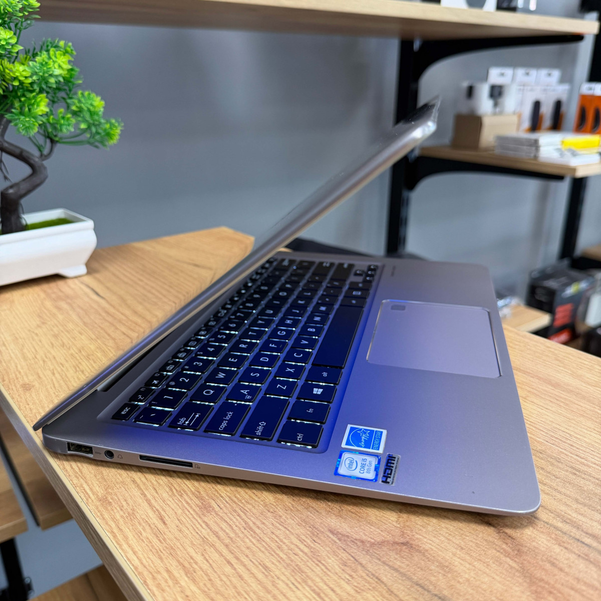 Ультрабук Asus ZenBook UX330UAR/ 13.3" FullHD, IPS/ Intel Core i5 8250U (4 ядра/ 8 потоків)/ Intel UHD 620/ 8 GB/ 256 GB SSD NVME (Б/В)