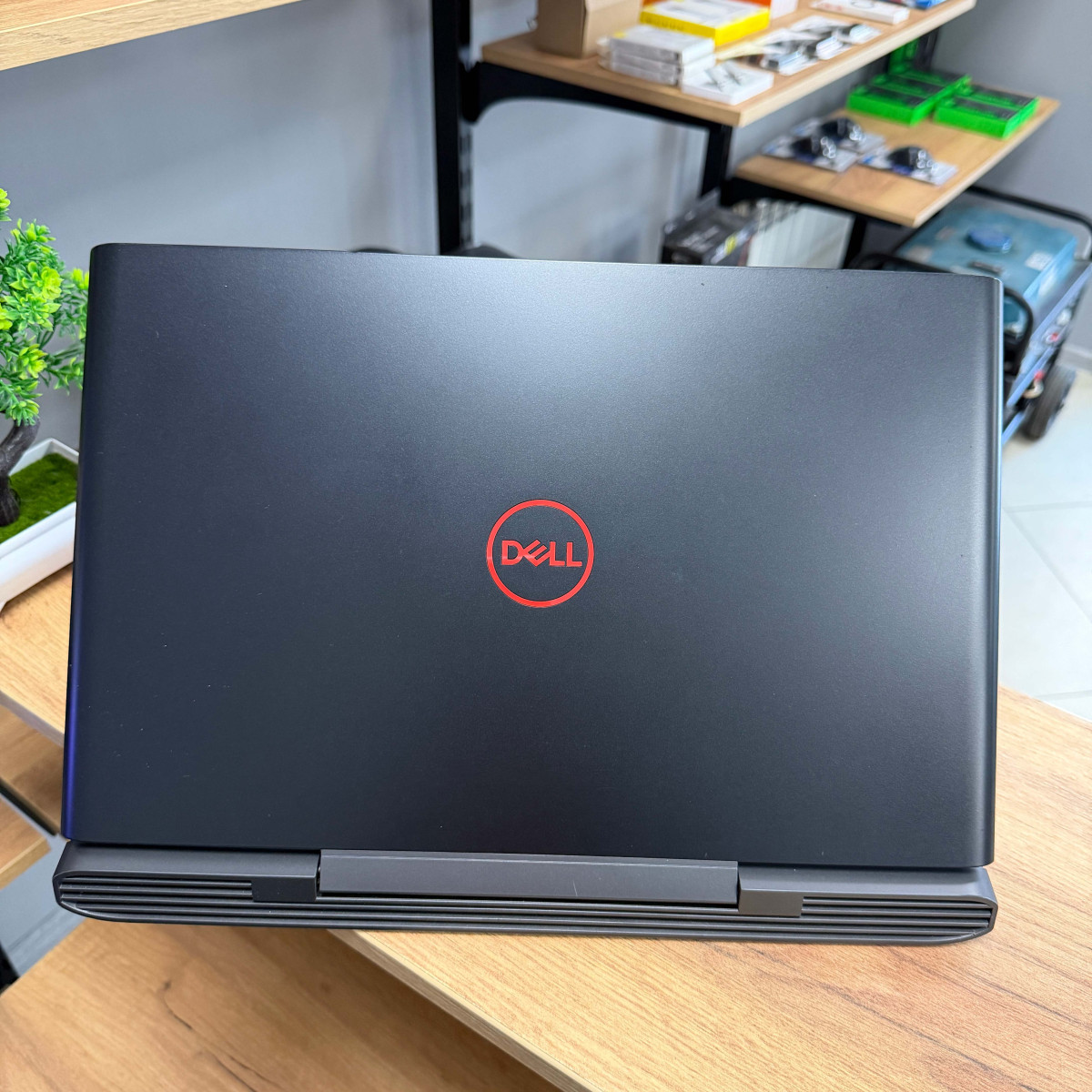 Ігровий ноутбук Dell Inspiron 15 7577/ 15.6" FullHD/ Intel Core i5 7300HQ (4 ядра, до 3.5 ГГц)/ NVIDIA GeForce GTX 1060 (на 6 GB) Max-Q/ 16 GB/ 256 GB SSD NVME Б\В)