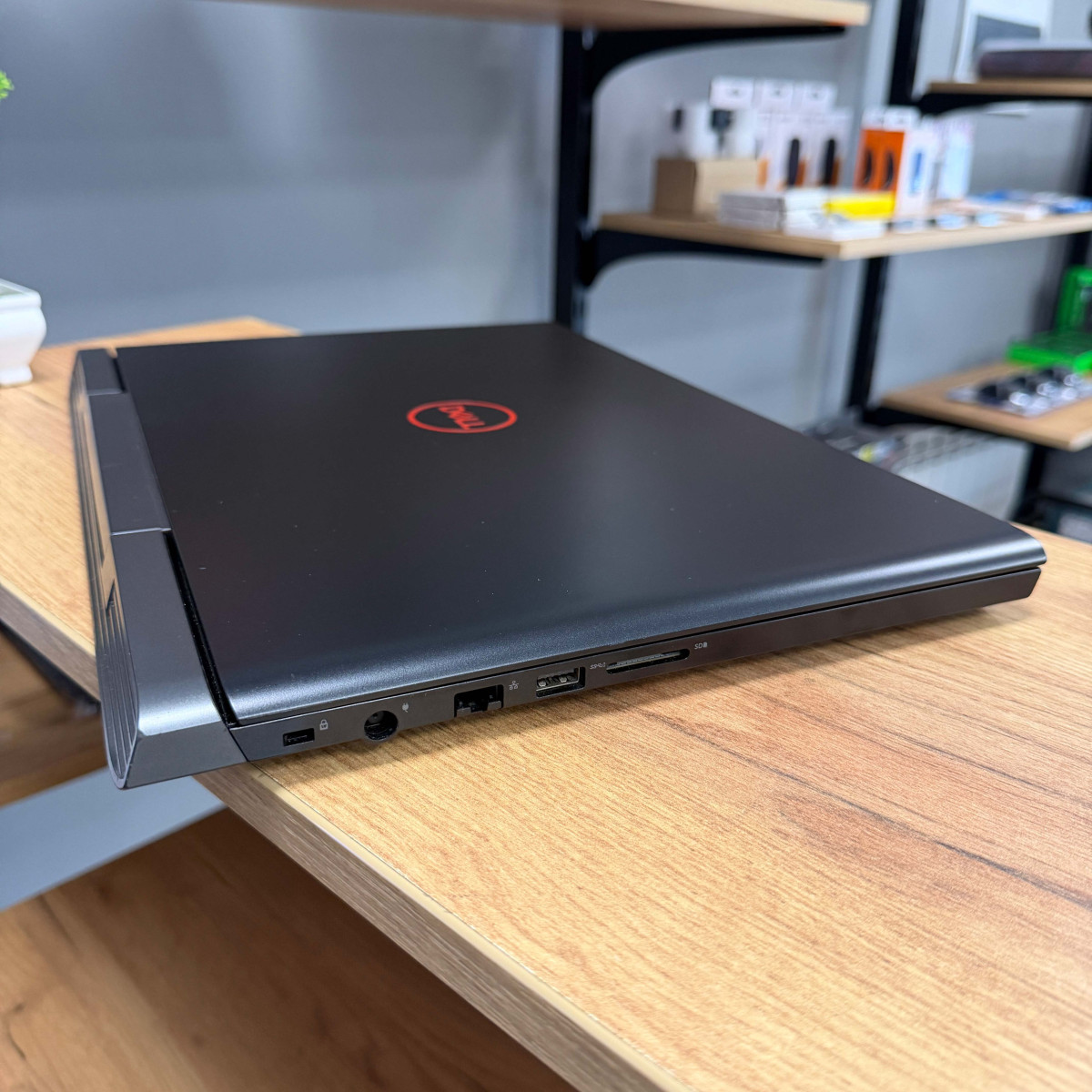 Ігровий ноутбук Dell Inspiron 15 7577/ 15.6" FullHD/ Intel Core i5 7300HQ (4 ядра, до 3.5 ГГц)/ NVIDIA GeForce GTX 1060 (на 6 GB) Max-Q/ 16 GB/ 256 GB SSD NVME Б\В)