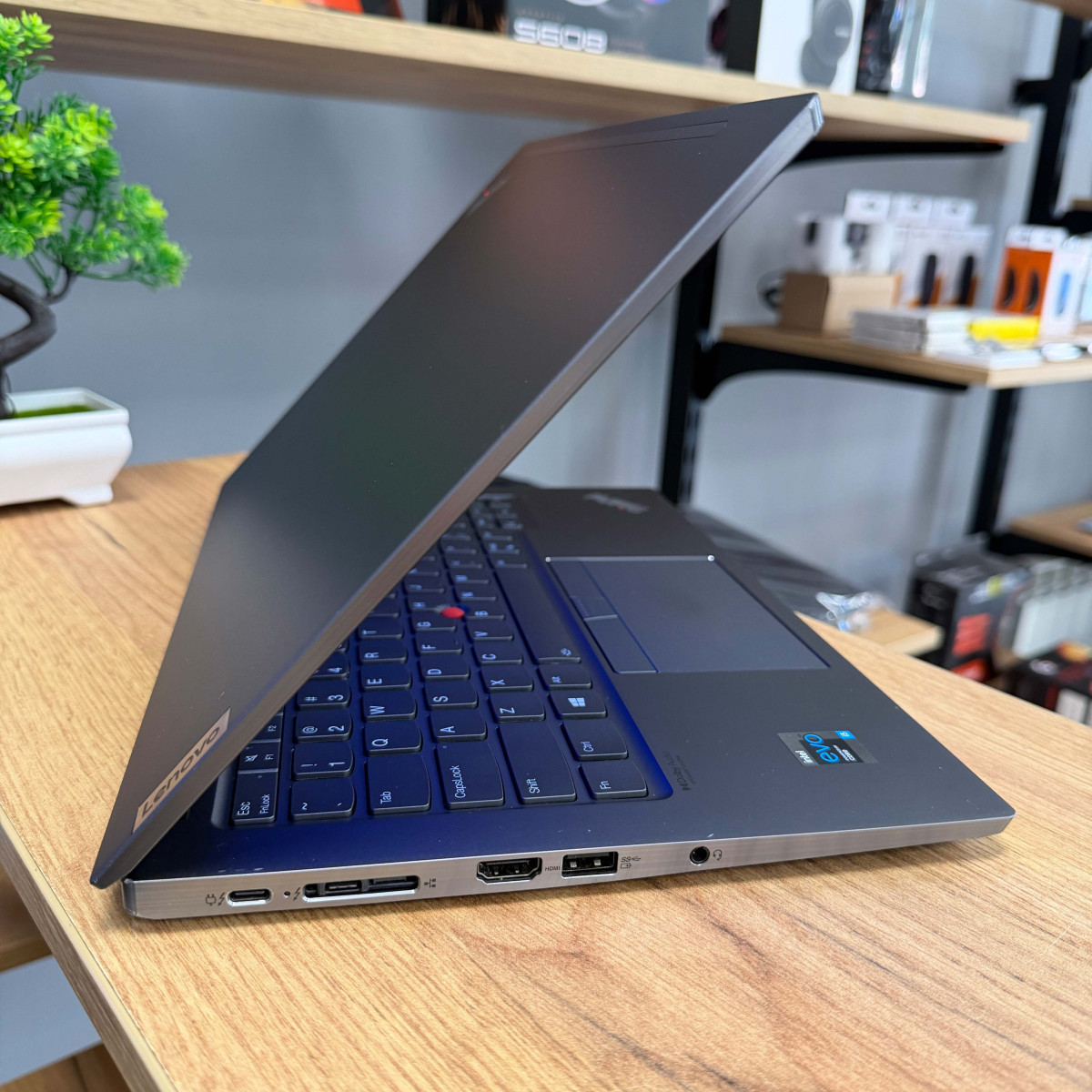 Ультрабук Lenovo ThinkPad T14s Gen 2/ 14" FullHD, IPS/ Intel Core i5 1135G7 (4 ядра/ 8 потоків)/ Intel Iris Xe/ 16 GB/ 256 GB SSD NVME (Б/В) Ультрабук Lenovo ThinkPad T14s Gen 2/ 14" FullHD, IPS/ Intel Core i5 1135G7 (4 ядра/ 8 потоків)/ Intel Iris Xe/ 16 GB/ 256 GB SSD NVME (Б/В)