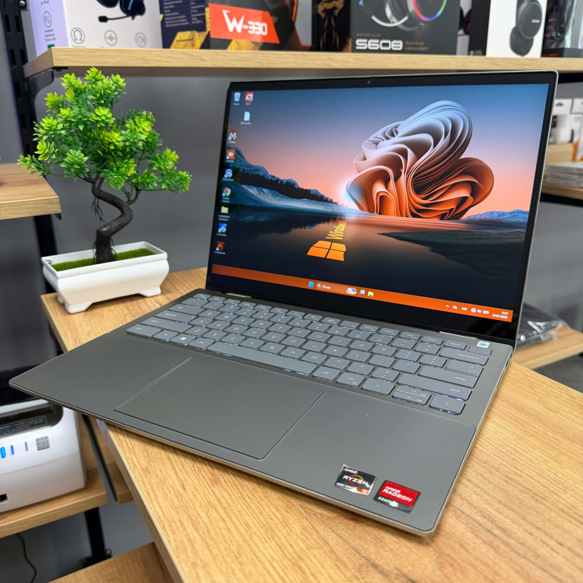 Сенсорний ультрабук-трансформер 2в1 Dell Inspiron 14 7425/ 14" FullHD, IPS 16:10/ AMD Ryzen 5 5625U (6 ядер/ 12 потоків)/ AMD Radeon RX Vega 7/ 8 GB/ 256 GB SSD NVME (Б/В)