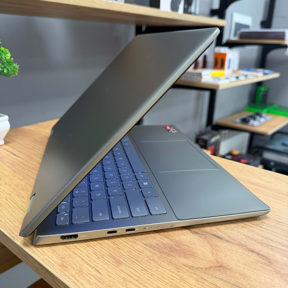 Сенсорний ультрабук-трансформер 2в1 Dell Inspiron 14 7425/ 14" FullHD, IPS 16:10/ AMD Ryzen 5 5625U (6 ядер/ 12 потоків)/ AMD Radeon RX Vega 7/ 8 GB/ 256 GB SSD NVME (Б/В)