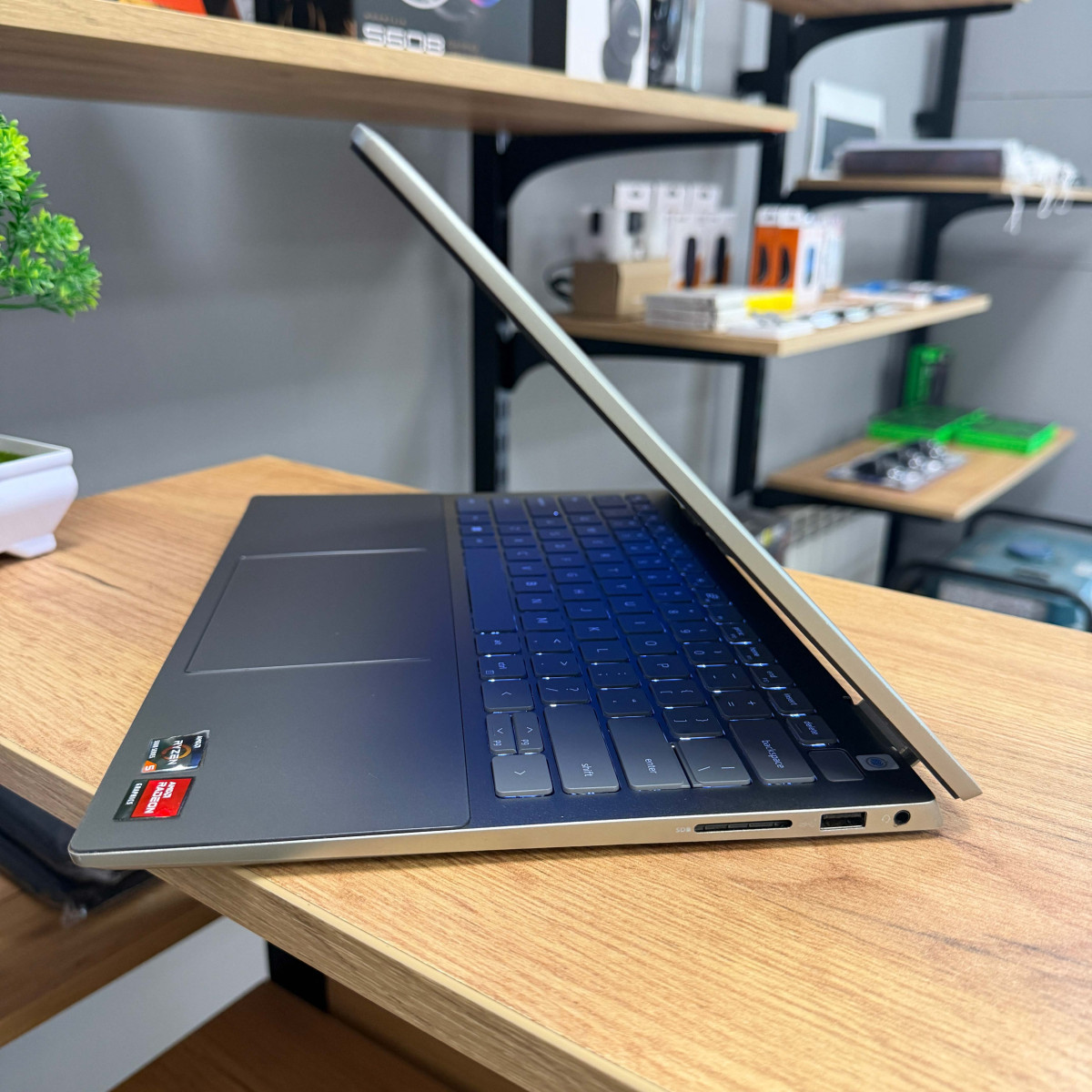 Сенсорний ультрабук-трансформер 2в1 Dell Inspiron 14 7425/ 14" FullHD, IPS 16:10/ AMD Ryzen 5 5625U (6 ядер/ 12 потоків)/ AMD Radeon RX Vega 7/ 8 GB/ 256 GB SSD NVME (Б/В)