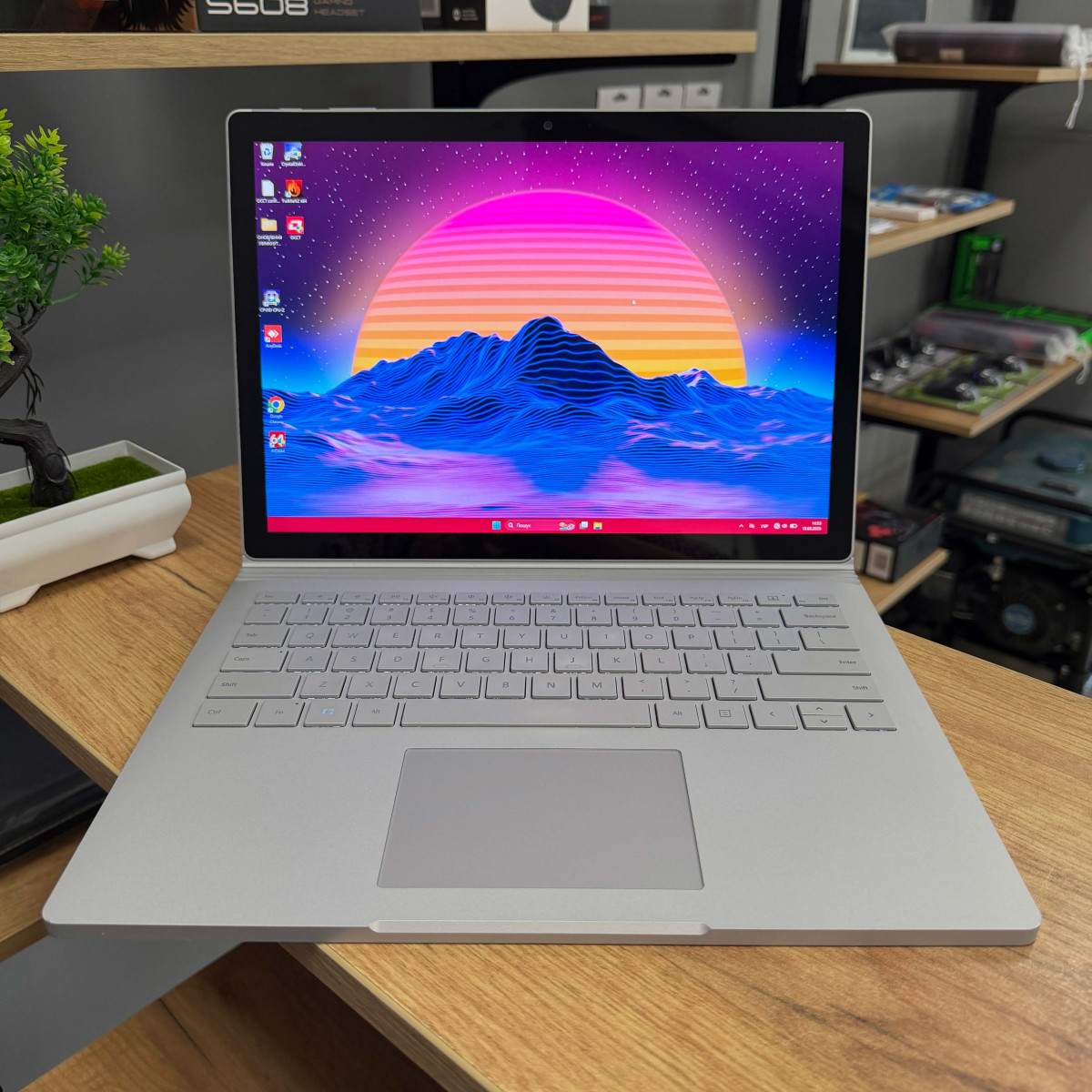 Сенсорний ігровий ноутбук-трансформер Microsoft Surface Book 2 1832 2в1/ 13.5" 3K (3000×2000), IPS/ Intel Core i7 8650U/ NVIDIA GeForce GTX 1050 (на 2 GB)/ 16 GB/ 1 TB SSD NVME (Б/В) 