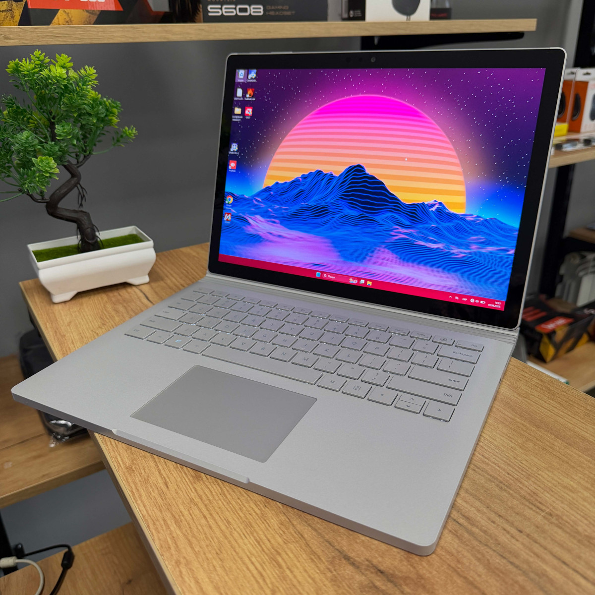 Сенсорний ігровий ноутбук-трансформер Microsoft Surface Book 2 1832 2в1/ 13.5" 3K (3000×2000), IPS/ Intel Core i7 8650U/ NVIDIA GeForce GTX 1050 (на 2 GB)/ 16 GB/ 1 TB SSD NVME (Б/В) 