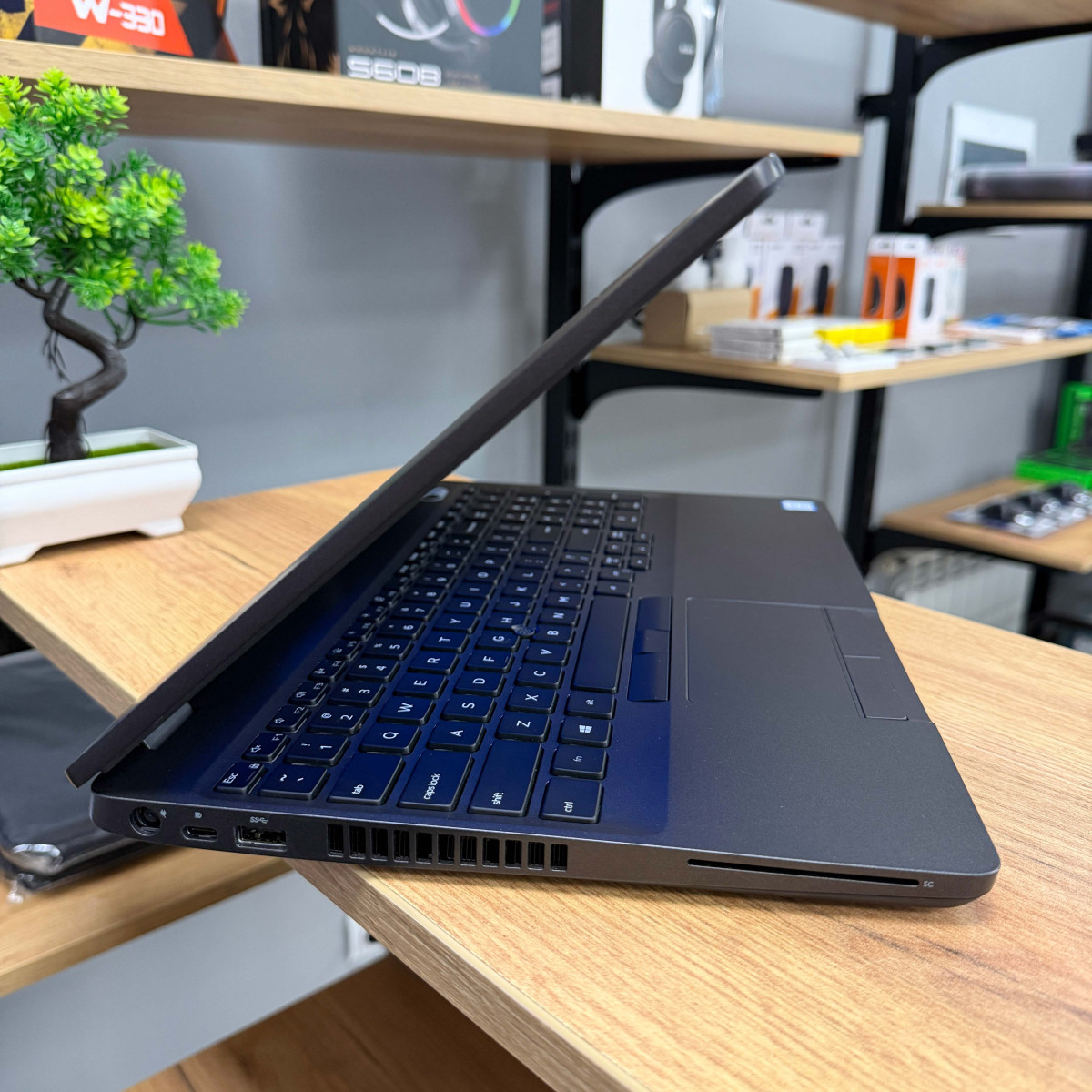 Ноутбук Dell Latitude 5500/ 15.6" FullHD, IPS/ Intel Core i5 8365U (4 ядра/ 8 потоків, до 4.1 ГГц)/ Intel UHD 620/ 8 GB/ 256 GB SSD NVME (Б/В)