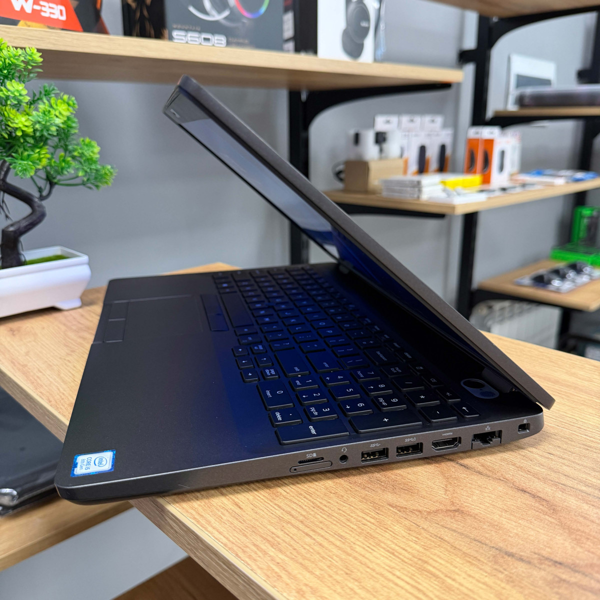 Ноутбук Dell Latitude 5500/ 15.6" FullHD, IPS/ Intel Core i5 8365U (4 ядра/ 8 потоків, до 4.1 ГГц)/ Intel UHD 620/ 8 GB/ 256 GB SSD NVME (Б/В)
