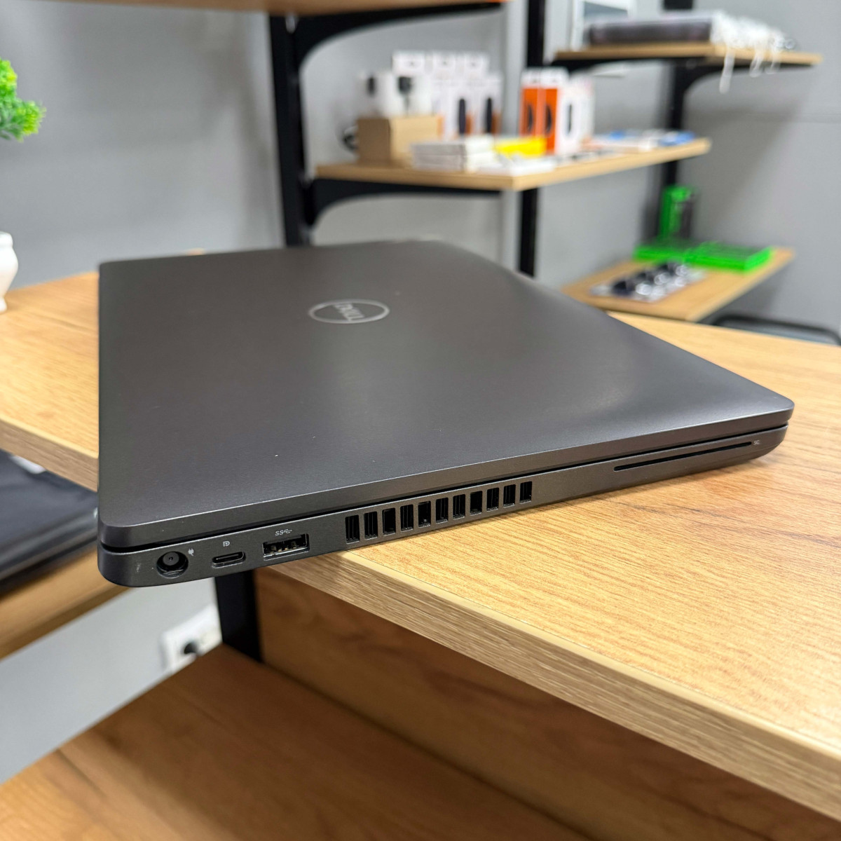 Ноутбук Dell Latitude 5500/ 15.6" FullHD, IPS/ Intel Core i5 8365U (4 ядра/ 8 потоків, до 4.1 ГГц)/ Intel UHD 620/ 8 GB/ 256 GB SSD NVME (Б/В)