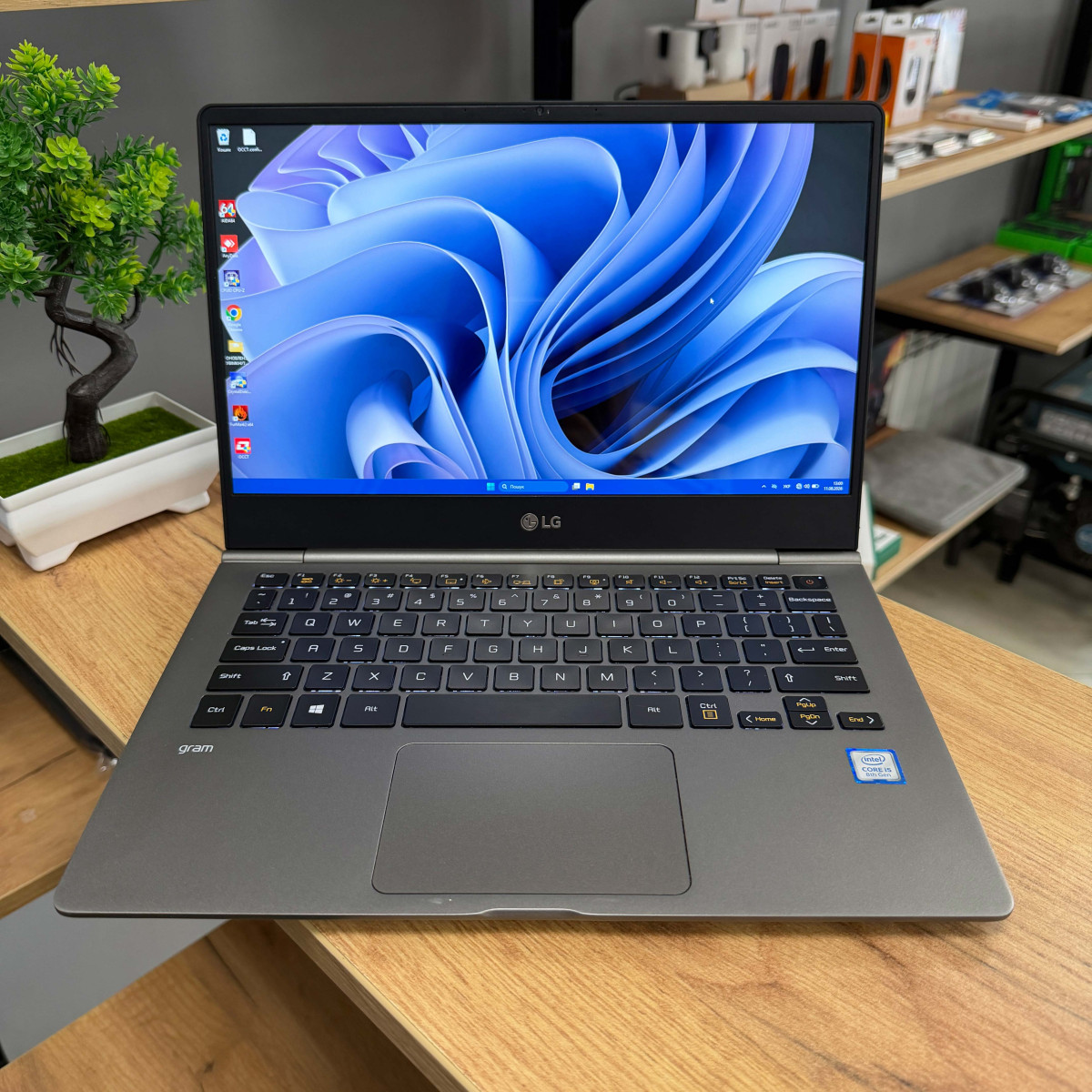 Сенсорний ультрабук LG Gram 13Z990/ 13.3" FullHD, IPS/ Intel Core i5 8265U (4 ядра/ 8 потоків)/ Intel UHD 620/ 8 GB/ 256 GB SSD NVME (Б/В)