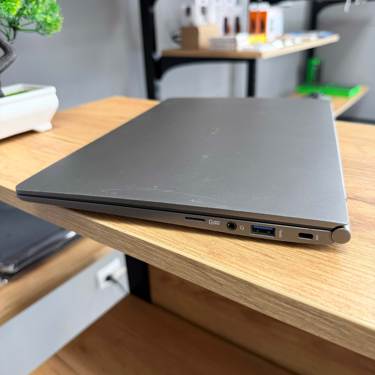 Сенсорний ультрабук LG Gram 13Z990/ 13.3" FullHD, IPS/ Intel Core i5 8265U (4 ядра/ 8 потоків)/ Intel UHD 620/ 8 GB/ 256 GB SSD NVME (Б/В)