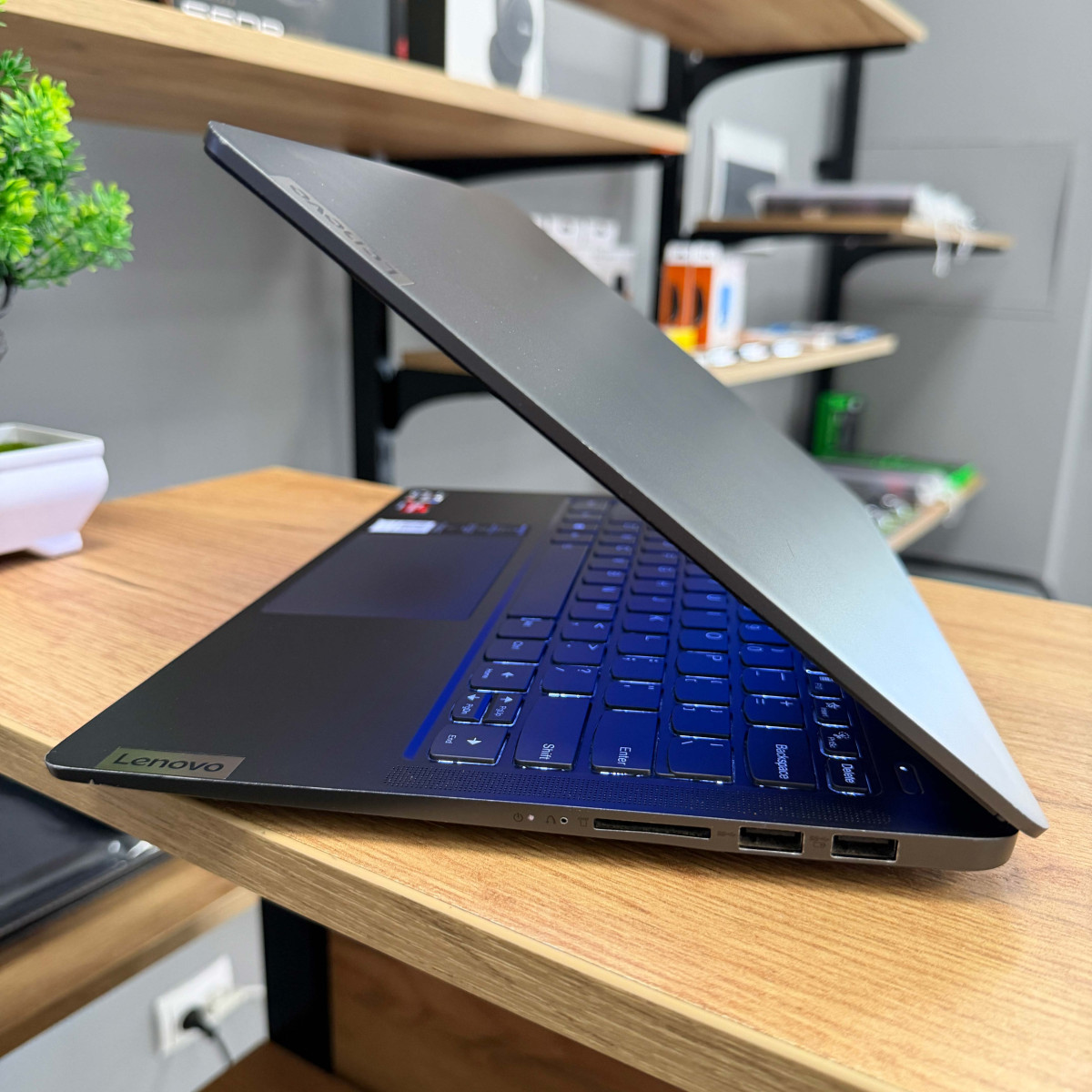 Сенсорний ультрубук Lenovo IdeaPad 5 Pro 14ACN6/ 14" FullHD, IPS 16:10/  AMD Ryzen 5 5600U (6 ядер/ 12 потоків)/ AMD Radeon RX Vega 7/ 16 GB/ 256 GB SSD NVME (Б\В)