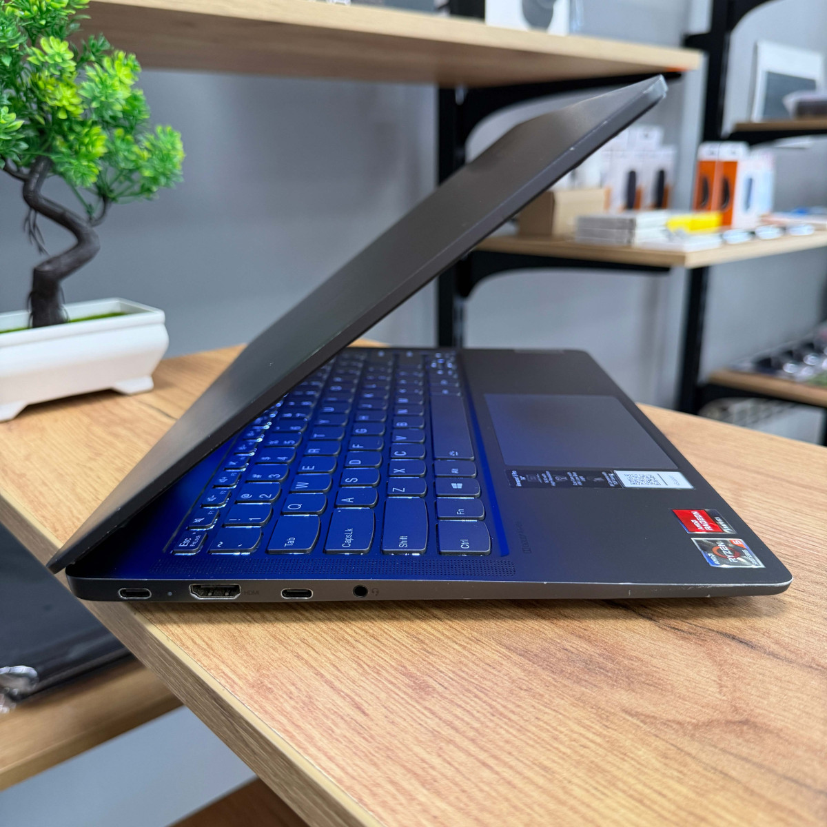 Сенсорний ультрубук Lenovo IdeaPad 5 Pro 14ACN6/ 14" FullHD, IPS 16:10/  AMD Ryzen 5 5600U (6 ядер/ 12 потоків)/ AMD Radeon RX Vega 7/ 16 GB/ 256 GB SSD NVME (Б\В)