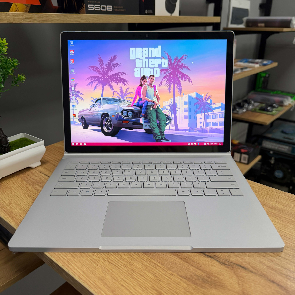 Сенсорний ігровий ноутбук-трансформер Microsoft Surface Book 2 1832 2в1/ 13.5" 3K (3000×2000), IPS/ Intel Core i7 8650U/ NVIDIA GeForce GTX 1050 (на 2 GB)/ 16 GB/ 1 TB SSD NVME (Б/В) 