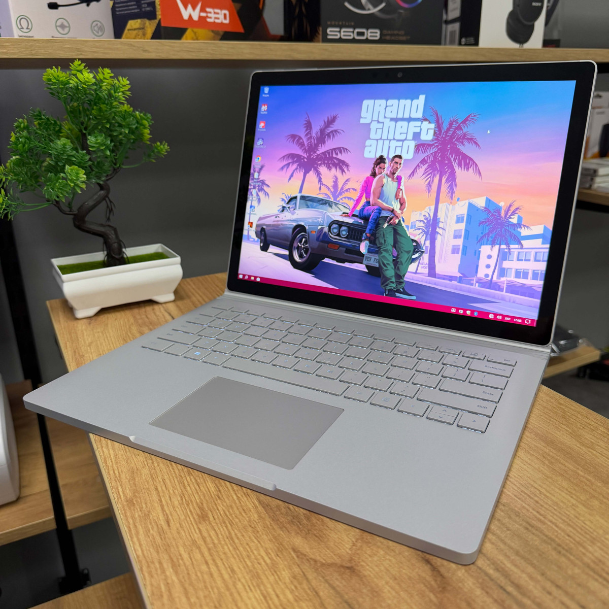 Сенсорний ігровий ноутбук-трансформер Microsoft Surface Book 2 1832 2в1/ 13.5" 3K (3000×2000), IPS/ Intel Core i7 8650U/ NVIDIA GeForce GTX 1050 (на 2 GB)/ 16 GB/ 1 TB SSD NVME (Б/В) 