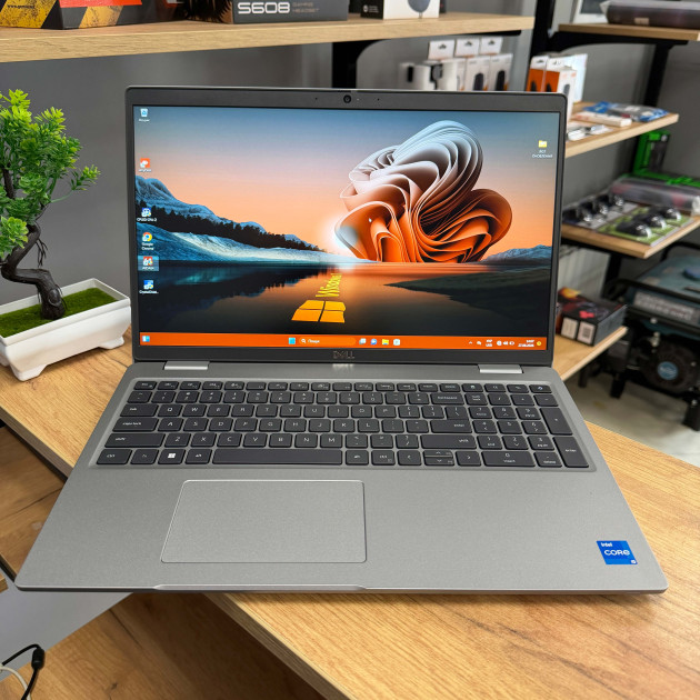 Ноутбук Dell Latitude 5530/ 15.6" FullHD, IPS/ Intel Core i5 1245U (10 ядер/ 12 потоків)/ Intel UHD/ 16 GB/ 256 GB SSD NVME (Б/В)