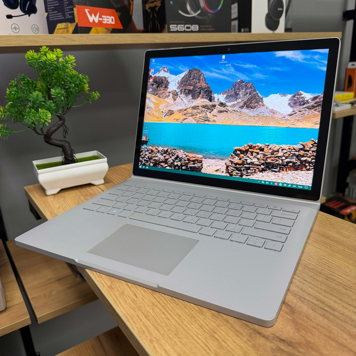 Сенсорний ігровий ноутбук-трансформер Microsoft Surface Book 2 1832 2в1/ 13.5" 3K (3000×2000), IPS/ Intel Core i7 8650U/ NVIDIA GeForce GTX 1050 (на 2 GB)/ 16 GB/ 1 TB SSD NVME (Б/В) 