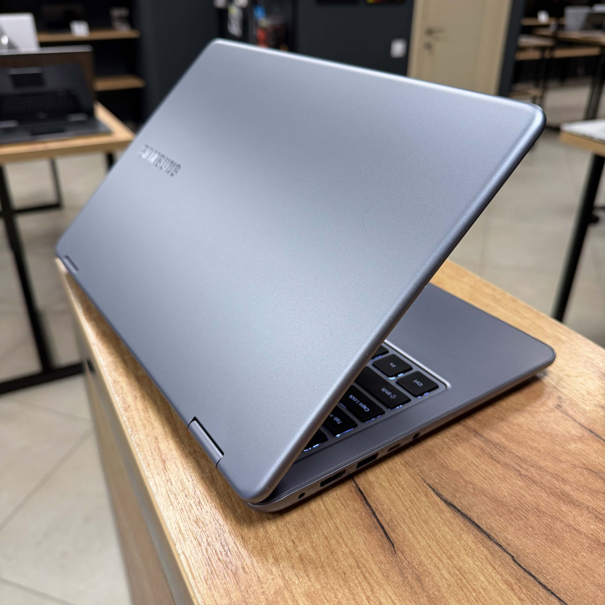 Cенсорний ультрабук 2в1 Samsung 7 Spin (NP730QAA)/  13.3" FullHD, IPS/ Intel Core i5 8250U (4 ядра/ 8 потоків)/ Intel UHD 620/ 8 GB/ 256 GB SSD (Б/В)